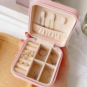 Pink travel jewelry box that zippers